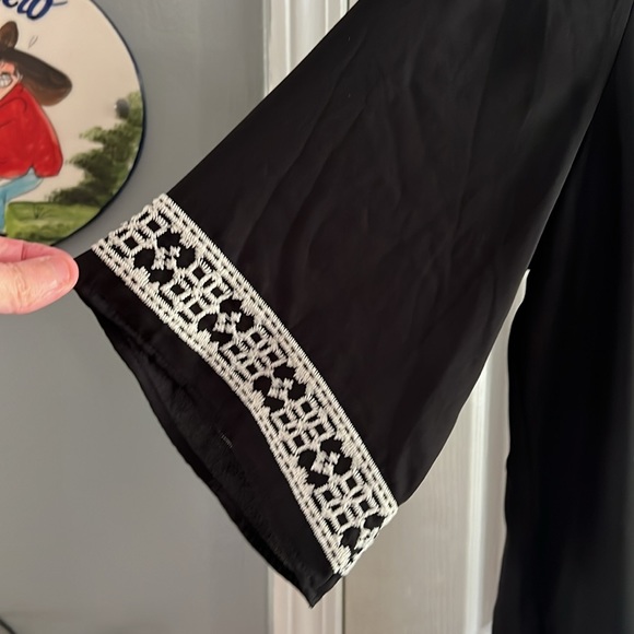 xhilaration Black And White Embroidered Hi/Lo Top - Picture 2 of 5